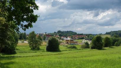 Bild: fjo
Am östlichen Ortsrand schießen die Neubauten wie Pilze aus dem Boden. Bürgermeisterin Margit Kirzinger befürwortet bei der Ortsteilversammlung In Reinhardsrieth die Aufnahme einer Erschließung des dritten Bauabschnitts im Anschluss der bebauten Parzellen.