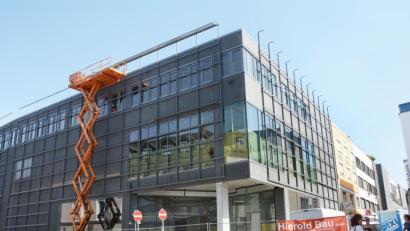 Bild:  Gabi Schönberger
Peu à peu geht das NOC der Vollendung entgegen und nach und nach werden auch immer mehr Mieter bekannt. Seit Freitag steht nun fest, dass Woolworth im Untergeschoss einziehen wird.