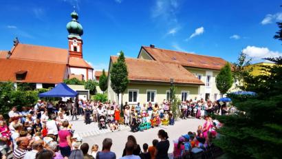 Bild: gz
Zahlreiche Besucher verfolgen das Kindergartenspiel mit der Zugfahrt.