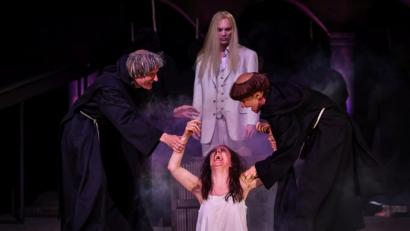 Bild: Luisenburg-Festspiele/Miedl
Im aktuellen Stück "Die Päpstin" haben Paul Kaiser (l.) und Nikola Norgauer (Mitte) sogar gemeinsame Szenen.