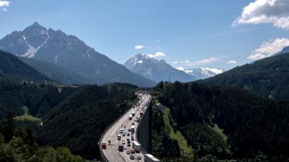 Bild: Sven Hoppe/dpa
Am Donnerstag traten die Fahr-Verbote erstmals in Kraft, künftig sollen sie bis Mitte September jeweils an den Wochenenden gelten. Betroffen sind vor allem Landstraßen entlang der Autobahnen A12 und A13 in Österreich.
