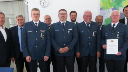 Bild: Hirsch
Langjährige THW-Helfer erhielten das staatliche Ehrenzeichen. Das Bild zeigt von links: Joachim Hanisch, Karl Holmeier, Stefan Sattler, Dietmar Bleistein, Helmut Ackermann, Matthias Karl, Siegfried Schmid, Hans Deyerl, Karl-Heinz Welnhofer und Thomas Ebeling.