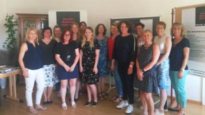 Bild: Alexandra Albang
Referentin Rita Steffes-enn (Fünfte von rechts) referierte zum Thema „Täterstrategien und Täterdenken bei sexuellem Missbrauch – Nutzen für die Präventionsarbeit!“