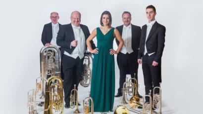 Bild: exb
Harmonic Brass: Eine Dame und vier Herren aus München, die auf dem Wolfringer Dorfplatz ihr Programm "Playlist" präsentieren werden.