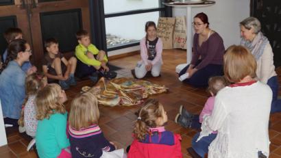 Bild: weu
An sieben Stationen erlebten die Kinder unter Anleitung von Pfarrerin Ruth Schlinke (rechts), Kirchenvorsteherin Paula Klepser (zweite von rechts) und dem Team die Lebensgeschichte von „Josef und seinen Brüdern“.