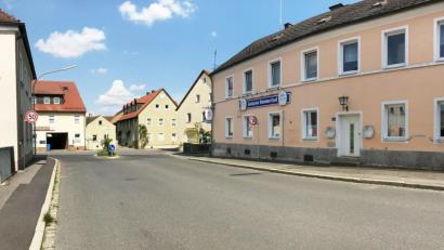 Bild: Gabi Schönberger
Der Kummerthof (rechts) und der Gasthof Forster (links im Hintergrund mit Blick in die Durchfahrt) prägen seit jeher die Ortsmitte Neunkirchens. Beide Gasthäuser, die bereits im Jahr 2016 schlossen, sind nun verkauft.