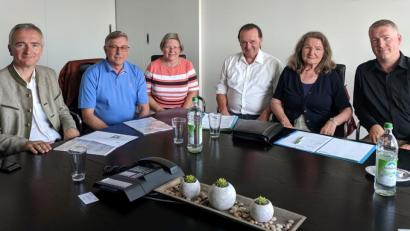 Bild:  Büro MdL Harald Schwartz/Pia Regnet
Von links: Landtagsabgeordneter Harald Schwartz, Vorsitzender der CSU-Stadtratsfraktion Dieter Mußemann, Birgit Wittmann als Vertreterin des CSU-Kreisverbandes, Leiter des Werkhofs Amberg-Sulzbach und Stadtrat Stefan Ott diskutieren über das Projekt „Essbare Stadt“.