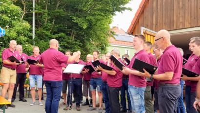 Bild: tu
Der MGV-Chor beim Dorfsingen in Burkhardsrieth.