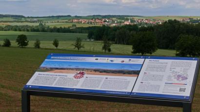 Bild: tr
Der Neualbenreuther Blickpunkt auf dem ehemaligen Hochbehälter bei Ottengrün liegt direkt neben der Kreisstraße Richtung Tirschenreuth. Auf der Infotafel wird erklärt, was zu sehen ist.