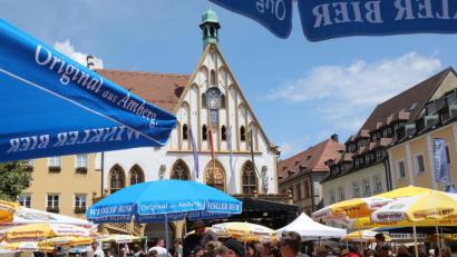 Bild: Wolfgang Steinbacher
Auch am zweiten Tag des Amberger Altstadtfests kommen die Besucher von überall her, um den Live-Bands zuzuhören, dabei ein kühles Amberger Bier zu trinken und auf kulinarische Entdeckungsreise zu gehen.