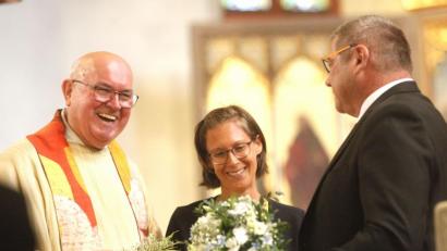 Bild: Hirsch
Pfarrer Hans Amann (links) freute sich über die Glückwünsche und Geschenke zum Priesterjubiläum von Kirchenpflegerin Evelyn Betzlbacher (Mitte) und Pfarrgemeinderatssprecher Peter Gürtler (rechts).