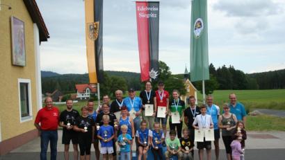 Bild: njn
Die Sieger und Teilnehmer der Bayerischen Meisterschaften im Sommerbiathlon. Mit auf dem Bild Schützenvereinsvorsitzender Bernhard Wenning (links) und OSB-Vizepräsident Wolfgang Bauer (rechts).