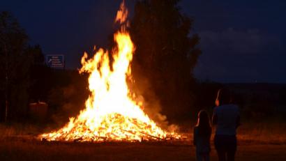Bild: hcz
Hoch loderten die Flammen in den Himmel beim Johannisfeuer auf dem Bolzplatz hinter der Kirche St. Johannes.