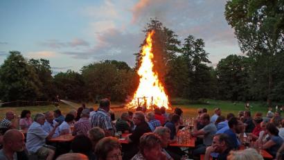Bild: Dobmeier
Viele Gäste trafen sich zum traditionellen Sonnwendfeuer des OWV Rothenstadt.