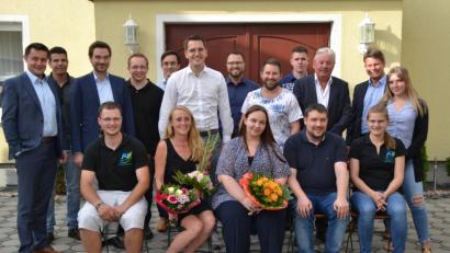 Bild: hcz
Bei der Kreisversammlung geben sich die Jungen Leute der Union aufbruchsfreudig. Auch verabschieden sie Maria Sponsel und begrüßen ihre Nachfolgerin als Kreisvorsitzende der Jungen Union Susanne Hayo (vorne Zweite und Dritte von links). Im Bild die weiteren Vorstandsmitglieder des Kreisverbands und die Ehrengäste.