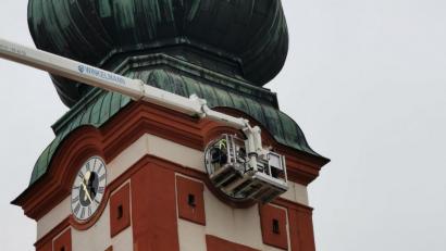 Bild: gz
An der Pfarrkirche mussten neue Zifferblätter und Zeiger angebracht und im Anschluss einige Ausbesserungsarbeiten durchgeführt werden.