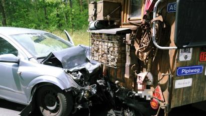 Bild: gf
Bei dem Unfall wurde der Traktor-Fahrer aus seinem Sitz geschleudert und unter seinem Anhänger eingeklemmt. Ein Gutachter soll den genauen Hergang klären.