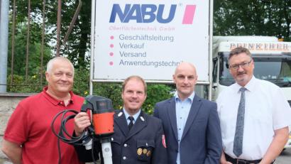 Bild: ohr
Die Nabu Oberflächentechnik spendet der Freiwilligen Feuerwehr Stulln eine handliche, mobile, leistungsstarke Flux – Pumpe im Wert von rund 1.840 Euro, geeignet zur Förderung verschiedener, auch besonders aggressiver Flüssigkeiten aus Fässern, IBC – Containern oder Tanks. 2. Kommandant Christoph Bierner (Zweiter von links) nimmt das Gerät aus den Händen von Geschäftsleiter Markus Schöll (Zweiter von rechts) im Beisein von Bürgermeister Hans Prechtl (rechts) und Produktionsleiter Ulrich Kuhn (links) entgegen.