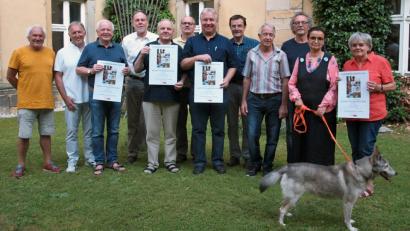 Bild: sön
Auf die Ausstellung freuen sich Klosterdirektor Pater Christian Liebenstein und Bürgermeister Markus Dollacker (Fünfter und Siebter von links) sowie (von links) die Künstler Siegfried Stolz, Gerd Seidel, Gastkünstler Peter Schmidt, Wolfgang Fetsch, Siegfried Link, Uwe Könemann-Nunold, Kurt Hügelschäffer, Gastkünstler Heinz Fahrion, Wolfgang Fetsch, Beatrice Nunold und Margot Babl.