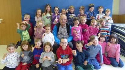 Bild: u
Reinhold Birner kommt jeden Monat in den Antonius-Kindergarten, um den Kleinen einen Vormittag lang Geschichten vorzulesen oder zu erzählen. Oft hat der „Vorlese-Opa“ seinen Beamer und Fotos dabei, wie beim letzten Mal, als er von seiner Reise nach Nepal erzählte. Am Ende gab es für die Zuhörer einen kleinen nepalesischen Elefanten als Geschenk.