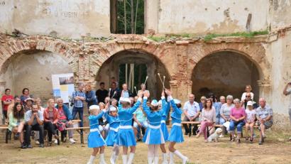 Bild: fjo
Einen kräftigen Zauber versprühen die jungen Tänzerinnen beim 1. Neuhäusler Ständchen inmitten der noch vor wenigen Monaten gesperrten Kirchenruine von Nové Domky.