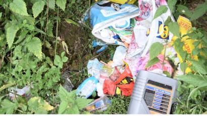 Bild: bö
Zu finden ist dieser Hausmüll samt Strumpfhosen und Ölkanister im alten Hohlweg nach Birkenhof. Es ist noch ganz frisch und man darf von einer "Nacht- und Nebel Aktion" sprechen - und ortskundig muss der Entsorger gewesen sein.