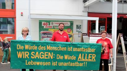 Bild: stg
Ein klares Statement für artgerechte Tierhaltung gaben am Samstag Karingard Vangerow-Döhner (rechts), Oliver Wrobel vom Hagebaumarkt Kemnath sowie Monika Pracht vom Gnadenhof Fränkische Schweiz ab.