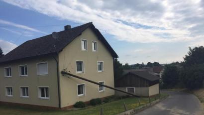 Bild: ws
Der Strommasten beschädigte die Hauswand und die Leitung verursachte am Dach einen Schaden.