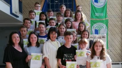 Bild: hir
Ein hervorragendes Ergebnis beim Programmierwettbewerb konnten die Schülerinnen und Schüler der Klassen 6b und 6d der Naabtal-Realschule erringen. Die Schulleiterin Hannelore Reil-Heining (1. Reihe 3. v. links) konnte zusammen mit der Projektverantwortlichen Angi Hirmer (links) die entsprechenden Urkunden überreichen.
