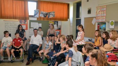 Bild: fdl
Viele Fragen musste Bürgermeister Hermann Falk (sitzend in der Mitte) den Schülern beantworten. Sie habren zwei Tage lang beim Planspiel Demokratie gelernt, wie Kompromisse und Lösungen in der Realität gesucht werden müssen.