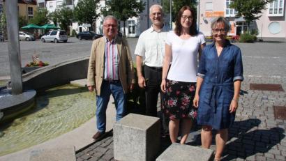 Bild: wro
Christina Heinl (2. von rechts) verstärkt seit Juni das Rathaus-Personal in Wiesau. Bürgermeister Toni Dutz, Geschäftsleiter Thomas Weiß (von links) und die Sachbearbeiterin für Personalfragen, Anita Weber-Tretter (rechts), hießen die neue Kollegin herzlich willkommen.