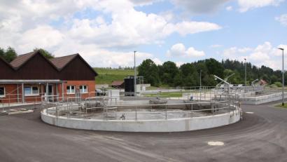 Bild: den
Blick auf die neue Kläranlage der VG Krummennaab in der Trautenberger Au. Im Vordergrund das Belebungsbecken, rechts das neue Zwischenhebewerk. Auch der Backsteinbau hat eine leichte Überarbeitung erfahren. Zu besichtigen ist das Ergebnis des Neubaus am Freitag, 5. Juli, zwischen 14.30 Uhr und 18.30 Uhr.