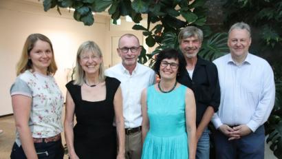 Bild: cog
Eine neue Ausstellung eröffnen (von links) VHS-Leiterin Julia Wolfsteiner und Nora Matocza, die Leiterin der Galerie im LCC, mit Fotos, Zeichnungen und Fossilienkompositionen von Bernhard Schober, Birgit Schober und Uwe Schmidt. Beeindruckt zeigt sich Landrat Richard Reisinger.