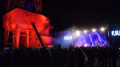 Bild: ens
Hunderte Rockfans feiern neben dem Bohrturm gemeinsam mit drei Bands bis spät nach Mitternacht.