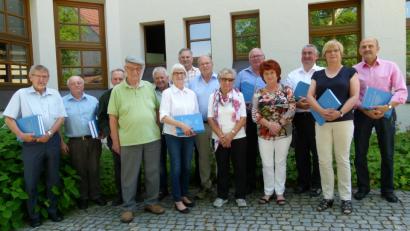 Bild: bgl
Die geladenen Gäste bei der Buchvorstellung (von links) Josef Lohrer, Willibald Wirnshofer, Rainer Reisinger, Hubert Teplitzki, Dritter Bürgermeister Peter Forster, Zweite Bürgermeisterin Christa Zapf, Jakob Kiener, Max und Ellen Zinnbauer, Bürgermeister Heinz Weigl, Margret Landgraf, Stadtpfarrer Alfons Kaufmann, Hedwig Pamler und Lang Georg.