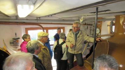 Bild: ui
Ferdinand Schraml (knieend) ist einer der beiden Stadtführer in Windischeschenbach. Er und Georg Mann zeigen interessierten Besuchergruppen das Brauhaus. Bei den Gästen kommt das gut an.