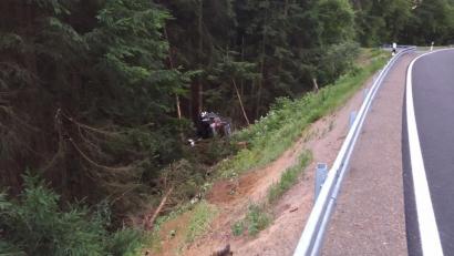 Bild: Polizeiinspektion Neustadt
Das Fahrzeug landet am Waldrand.