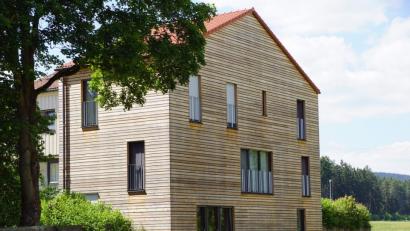 Bild: bkr
Der Anbau eines Hauses im SOS-Kinderdorf Immenreuth ist mit Lärchenholz verkleidet.