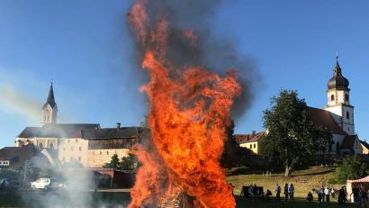 Bild: sei
Ein romantische Bild gab das Johannisfeuer am Samstag mit dem Hintergrund der beiden Kirchen ab.