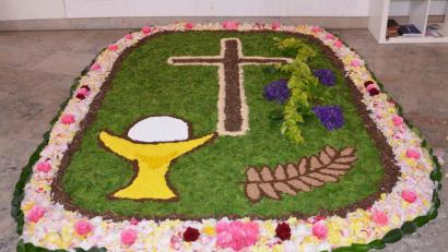 Bild: ü 
Frauenbund-Blumenteppich zu Fronleichnam