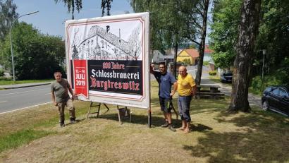 Bild: gi
Vorsitzender Thomas Hupfauf (links) und Mitglieder des Vorstands leiten mit der Aufstellung von Großplakaten die Werbeaktionen ein.