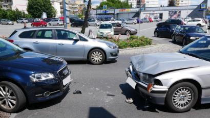 Bild: tr
Am Audi links und am BMW entstand Sachschaden von rund 7000 Euro. Der Radfahrer wurde stationär im Krankenhaus aufgenommen.