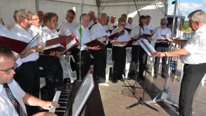 Bild: jr
Der 25-köpfige Männergesangverein 1886 Tirschenreuth bereicherte am Freitagabend den diesjährigen „cooltour"-Sommer mit einer Serenade. Die Chorleitung bei dem knapp einstündigen Konzert hatte Horst Schultes, an der Orgel sah Kirchenmusiker Wilhelm Heidtmann. Das Repertoire des Konzerts reichte von Volksliedern bis zu Ausflügen in die Oper und Weinliedern.