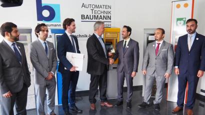 Bild: Bühner
ATB-Geschäftsführer Wolfgang Baumann (Mitte) bedankt sich beim Leiter der Besuchergruppe aus Sharjah Khalid Bin Falah Alsuwaidi (Fünfter von links). Mit dabei unter anderem auch ATB-Geschäftsführer Matthias Baumann (Dritter von links).