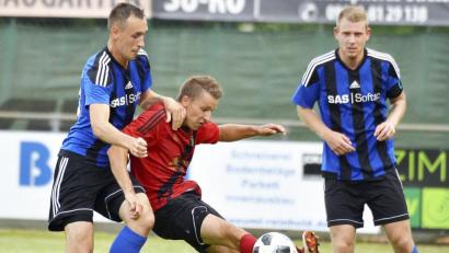 Bild: ssl
Der Ursensollener Spielertrainer Andreas Graml (Mitte) wird vom Weidener Michael Busch (links) bei der Ballannahme unter Druck gesetzt.