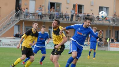 Bild: gb
Der FC Tirschenreuth zog im Bezirksliga-Duell gegen den SV Etzenricht mit 0:1 den Kürzeren. Hier ist der Etzenrichter Norbert Ferstl (rechts) vor Florian Gleißner am Ball.