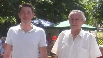 Bild: u
Im Jahr 1990 begründete Walter Widder (rechts) die Tradition des Jura-Gartenfestes. Wenn es am Sonntag, 30. Juni, zum 30. Mal gefeiert wird, werden alle den Festbegründer schmerzlich vermissen. Walter Widder ist am 17. April verstorben. Uli Günter (links) übernimmt zum dritten Mal die Rolle als Festorganisator.