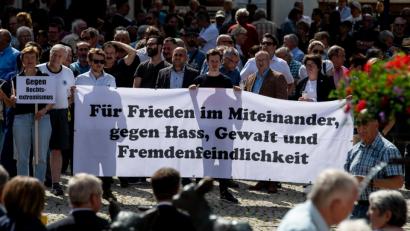 Bild: Swen Pförtner
Zahlreiche Menschen nahmen in Wolfhagen an einer Mahnwache für Walter Lübcke teil.