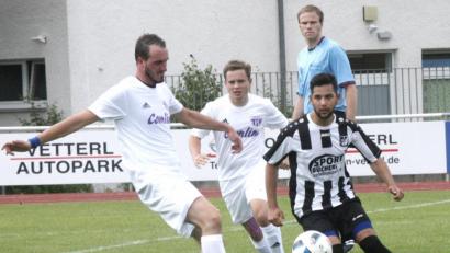 Bild: Hirsch
Im Spiel um Platz drei besiegte der
1. FC Schwarzenfeld den TSV Detag Wernberg mit 5:2. Der Wernberger Nicholas Denkewitz (links) klärt in dieser Szene gegen Enis Yalcin (rechts). In der Mitte Klaus Moucha (TSV).