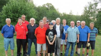 Bild: adj
Vier Hobbymannschaften spielen beim Johannisturnier der BSG Beyer & Co. um die Preise. Wettbewerbsleiter Alois Fröhlich (Zweiter von rechts) gratuliert den Siegern.